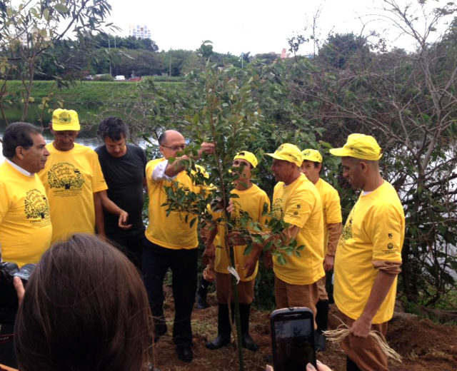 Foto do grupo de pessoas que participou do projeto de Floresta de Bolso Pinheiros